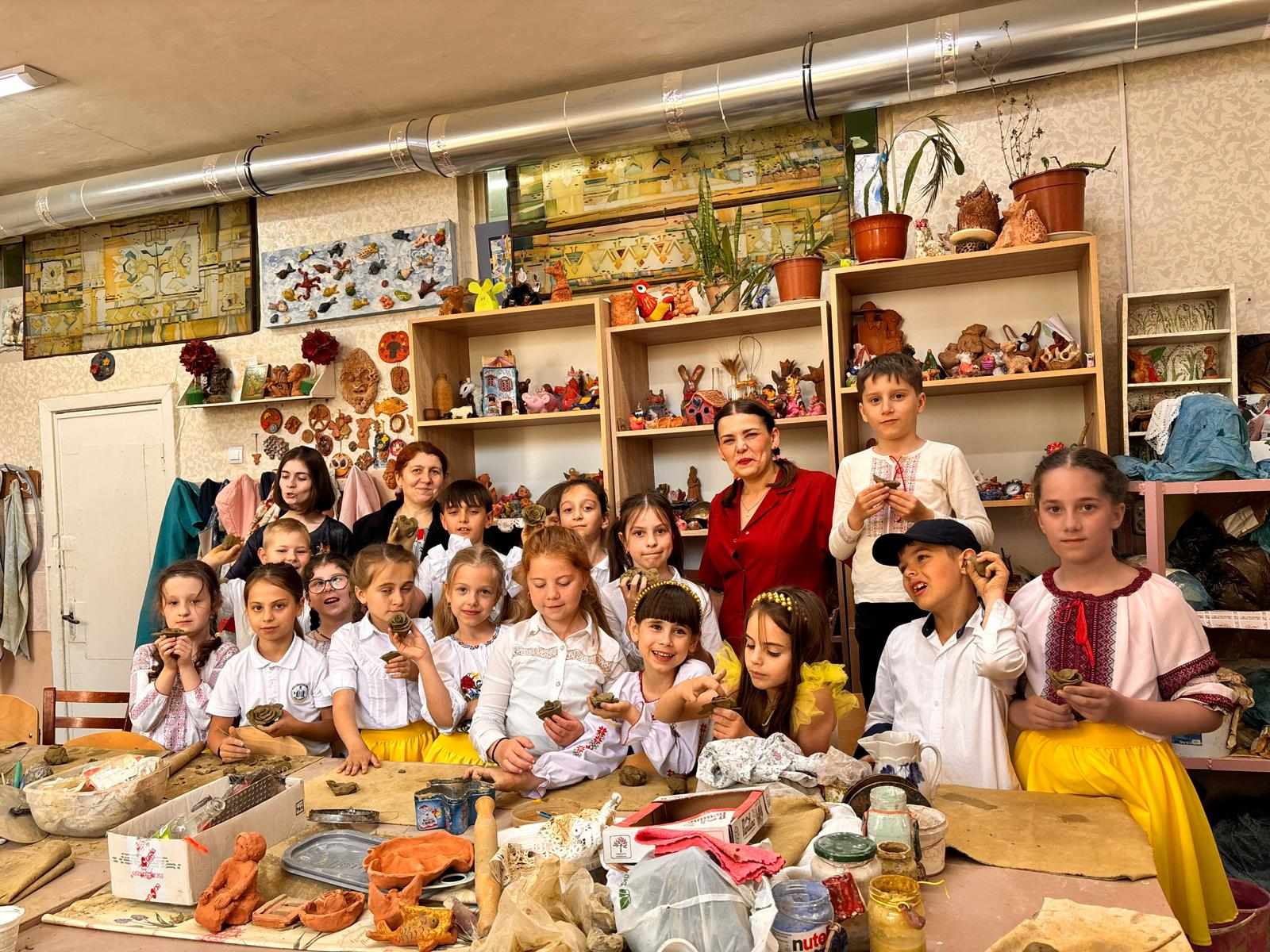 În data de 5 mai 2025 în incinta Centrului de creație tehnică sl Buiucani s-a desfășurat master-class-ul „Familia simbolizează o floare”  în cadrul cercului Ceramică condus de Rusu Eleonora cu elevii de la cercurile Origami și Artă decorativă conduse de Chiruța D. și Chiruța C., de la IPLT „Petru Rareș” – partener CCT sl Buiucani